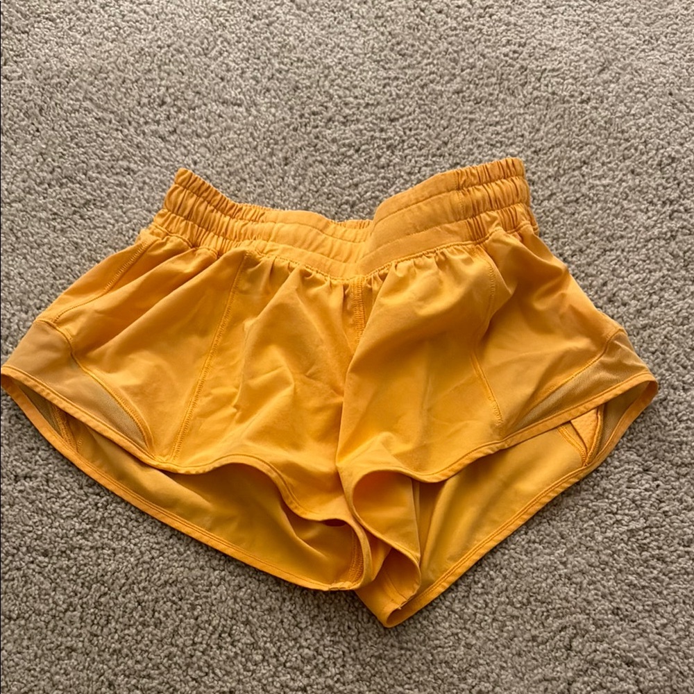 Lululemon Hotty Hots size 0 low rise 2.5”